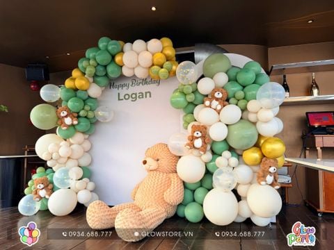 Backdrop sinh nhật bé trai Logan chủ đề gấu Teddy trang trí bóng bay màu xanh Sage tại du thuyền ICON 