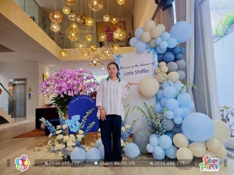 Trang trí sinh nhật tại nhà với backdrop 2m x 2m kết hợp line bóng pastel và hoa tươi xanh Delphinium sang trọng 