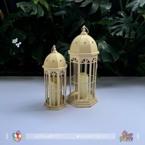 Cho thuê bộ 2 chiếc nhà đèn bão style 2 bằng khung kim loại sơn màu kem cổ điển trang trí lối đi tiệc cưới sân vườn 