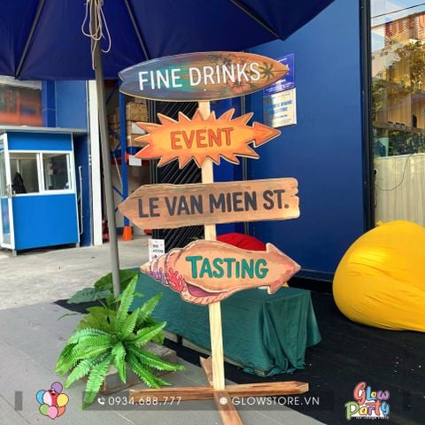 Tiểu cảnh Welcome gỗ và banner mặt nạ Tiki trang trí sự kiện tại Mercantile Fine Drinks Thảo Điền 