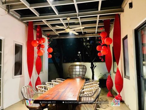 trang-tri-tieu-canh-tet-voi-den-long-do-khong-gian-tiec