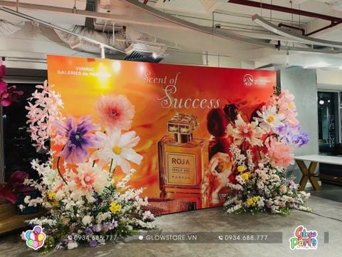 Trang trí sự kiện doanh nghiệp AIA với backdrop 4m x 2.5m và 12 bông hoa lụa khổng lồ sang trọng