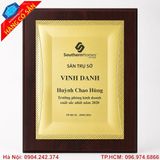 Bảng vinh danh doanh nghiệp khắc logo, nội dung và tên cá nhân, phù hợp lễ tổng kết, khen thưởng và tri ân.