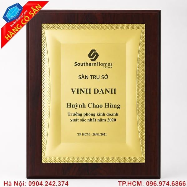 Bảng vinh danh doanh nghiệp khắc logo, nội dung và tên cá nhân, phù hợp lễ tổng kết, khen thưởng và tri ân.