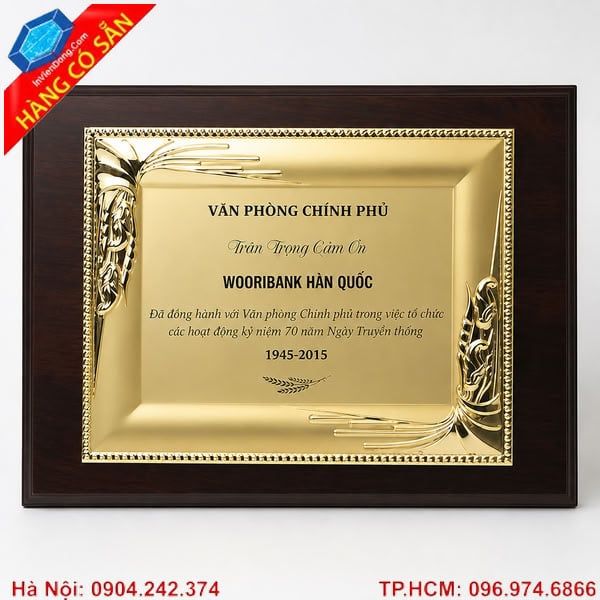 Bảng vinh danh doanh nghiệp khắc logo, nội dung và tên cá nhân, phù hợp lễ tổng kết, khen thưởng và tri ân.