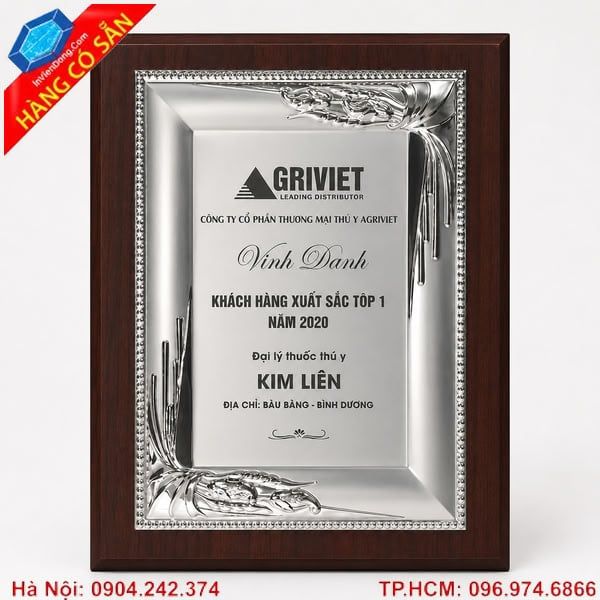 Bảng vinh danh doanh nghiệp khắc logo, nội dung và tên cá nhân, phù hợp lễ tổng kết, khen thưởng và tri ân.