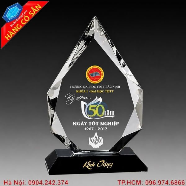 Cúp pha lê vinh danh trong suốt, thiết kế sang trọng, khắc laser sắc nét dành cho lễ trao giải và khen thưởng.