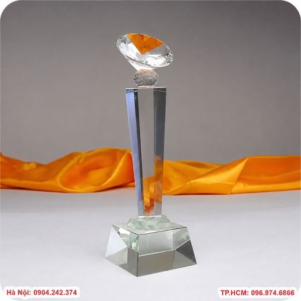 Mẫu kỷ niệm chương pha lê hiện đại đẹp tinh tế