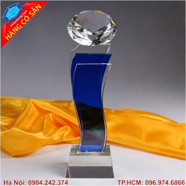Cúp pha lê vinh danh trong suốt, thiết kế sang trọng, khắc laser sắc nét dành cho lễ trao giải và khen thưởng.