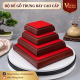 Đế gỗ lót nhung cao cấp màu đỏ sang trọng.