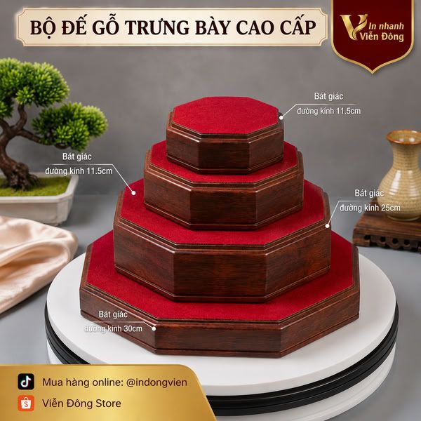 Đế gỗ lót nhung màu đỏ nổi bật tăng tính thẩm mỹ.