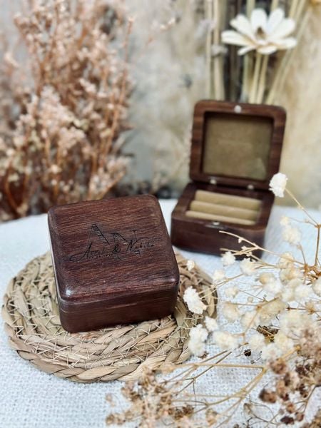 Hộp nhẫn bằng gỗ nguyên khối lót nỉ nhung sang trọng