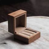 Hộp nhẫn bằng gỗ nguyên khối lót nỉ nhung sang trọng