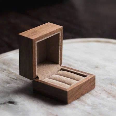 Hộp nhẫn bằng gỗ nguyên khối lót nỉ nhung sang trọng