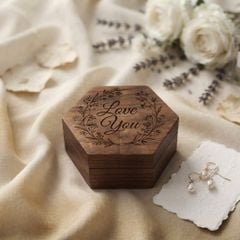 Bí Quyết Chọn Hộp Nhẫn Gỗ Cưới Khắc Tên Nổi Bật Trong Bộ Ảnh Phóng Sự Cưới