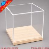 Hộp mica trong suốt đế gỗ dùng trưng bày mô hình cao cấp.