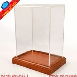 Hộp mica trong suốt đế gỗ dùng trưng bày mô hình cao cấp.