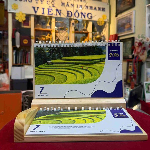 IN LỊCH ĐẾ GỖ 2026