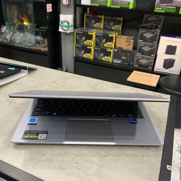 LAPTOP ASUS EXPERTBOOK P1403CVA-i5SE16-63WS CORE i5-13500H | 16GB RAM | 512GB SSD | Intel Iris Xe Graphics | 14' FHD | Win 11 - 2ND FULLBOX 99% BHH 04/2027