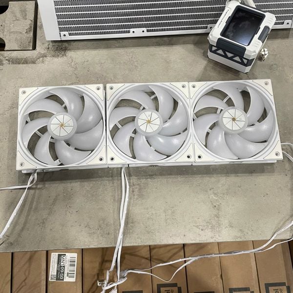 Tản Nhiệt Nước Thermalright Frozen WarFrame 360 ARGB Display - White | gông AMD | QSD BH 1 THÁNG