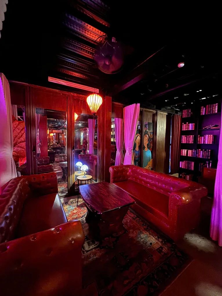 Manhattan Bar & Club - 143 Hồ Nghinh