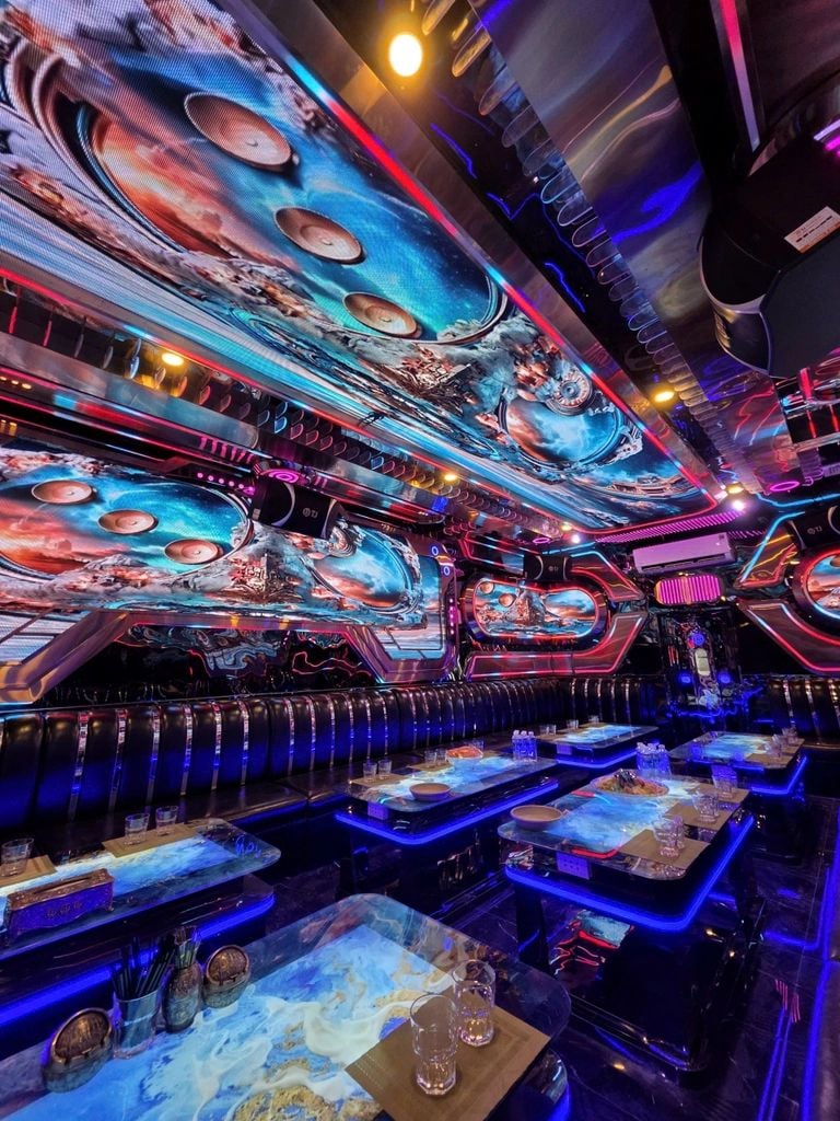 Karaoke Queen Bee KTV - 115 Nguyễn Văn Cừ