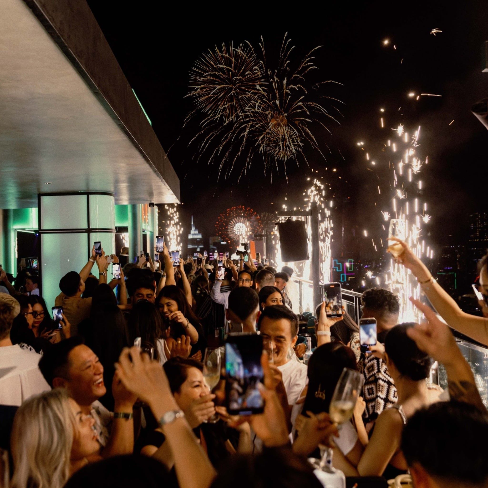 Hợp Sky Bar - 72 - 74 Nguyễn Thị Minh Khai