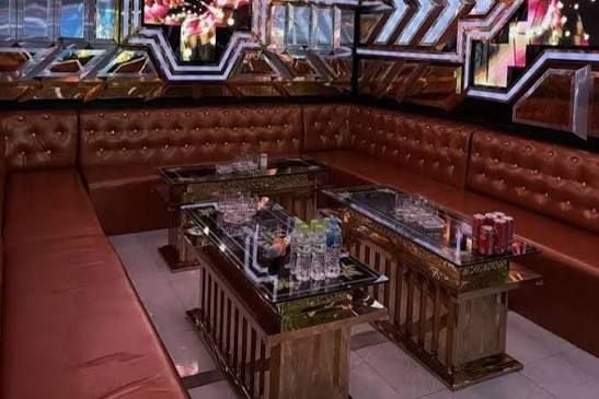 Karaoke Queen Bee KTV - 115 Nguyễn Văn Cừ