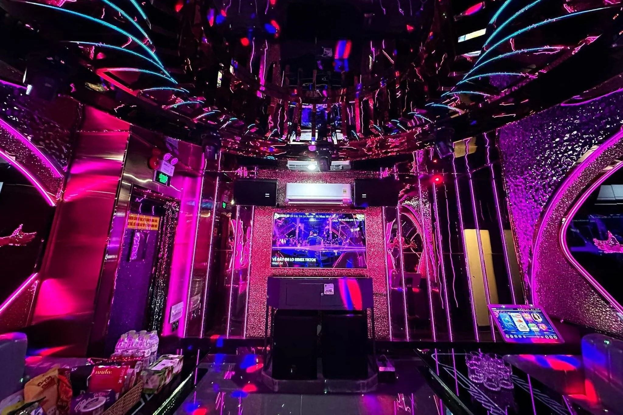 Karaoke 303 - 303 Phạm Văn Đồng