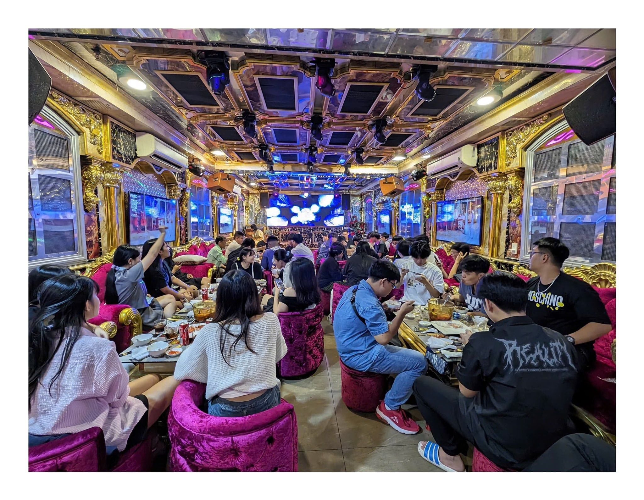 Hầm Rượu Ong Xinh - 22 Phổ Quang