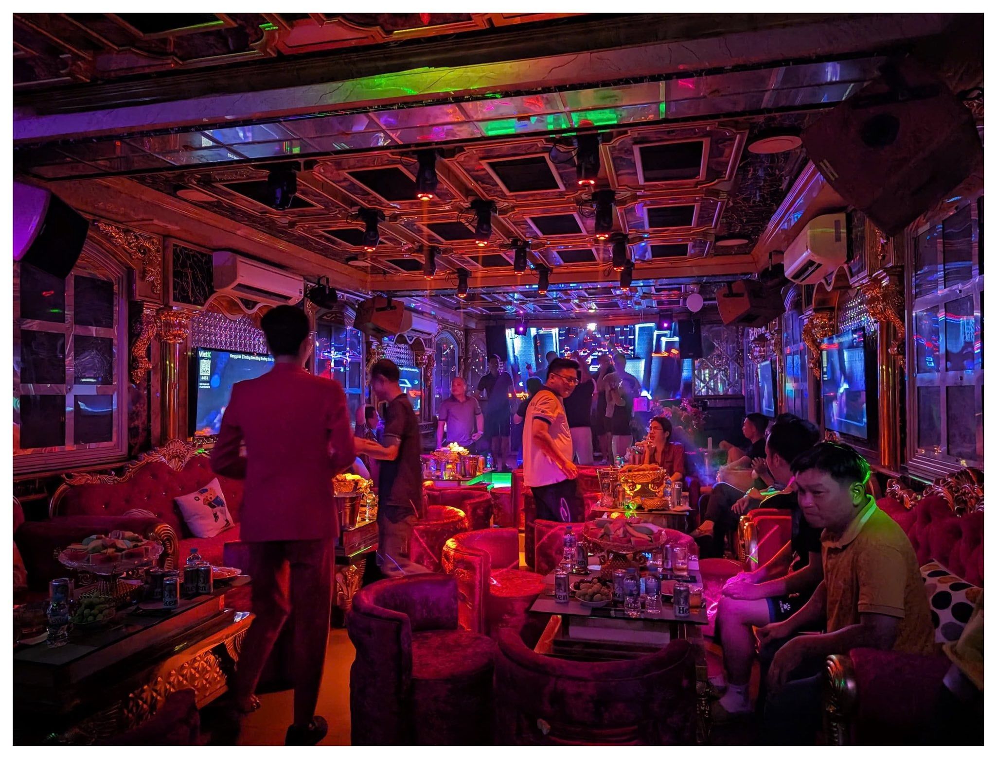 Hầm Rượu Ong Xinh - 22 Phổ Quang