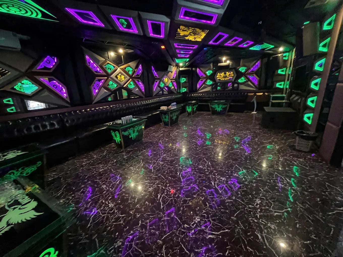 Karaoke Bom Club 3 - 2 Ngõ 58 Việt Hưng