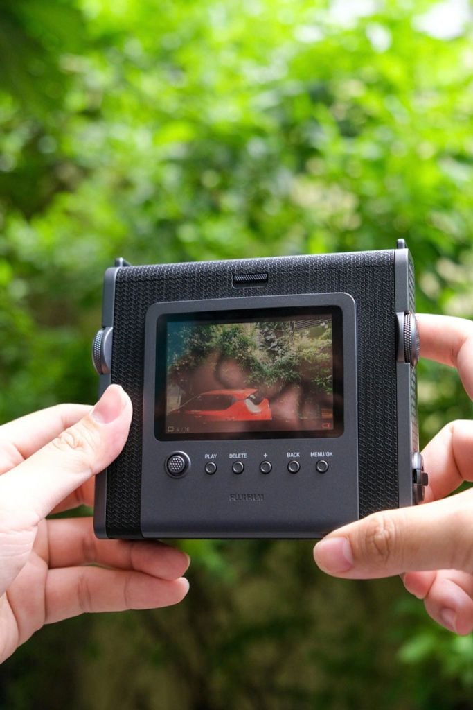 Máy chụp ảnh lấy liền có màn hình