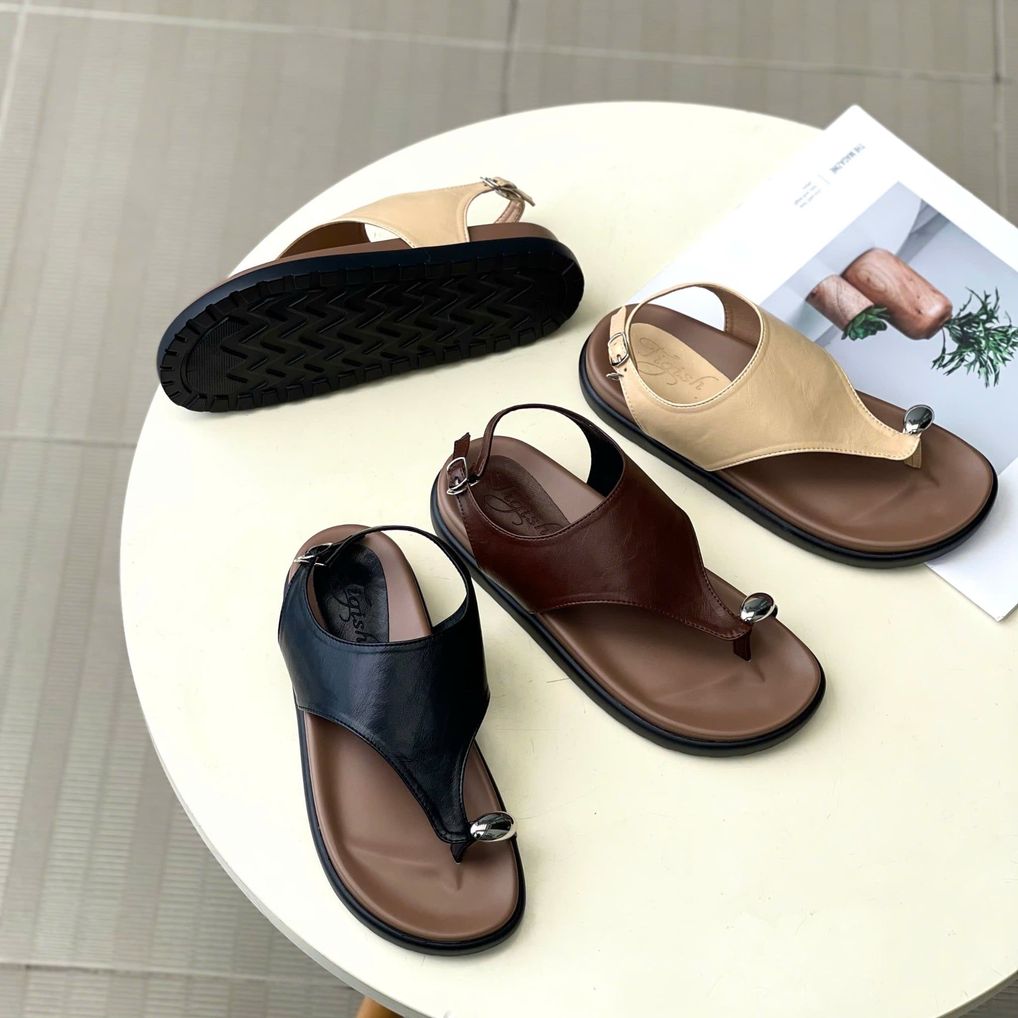 Sandal 2cm mũi tròn xỏ ngón khóa quai cánh diều hậu khóa - MS: S2-25004
