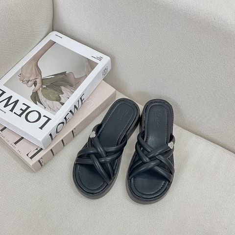  Dép 3cm bánh mì mũi tròn 4 quai đan chéo gắn khóa tim - MS: D3-25002 