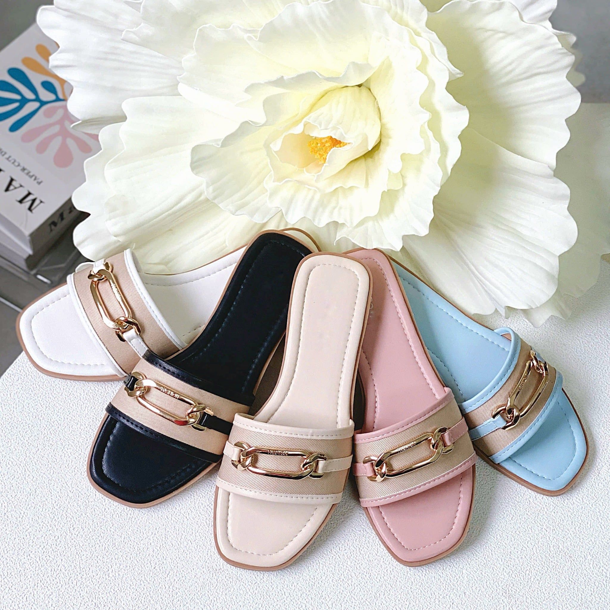 Dép xẹp mũi vuông bảng ngang hở giữa phối 2 khóa cài - MS: DX-25076