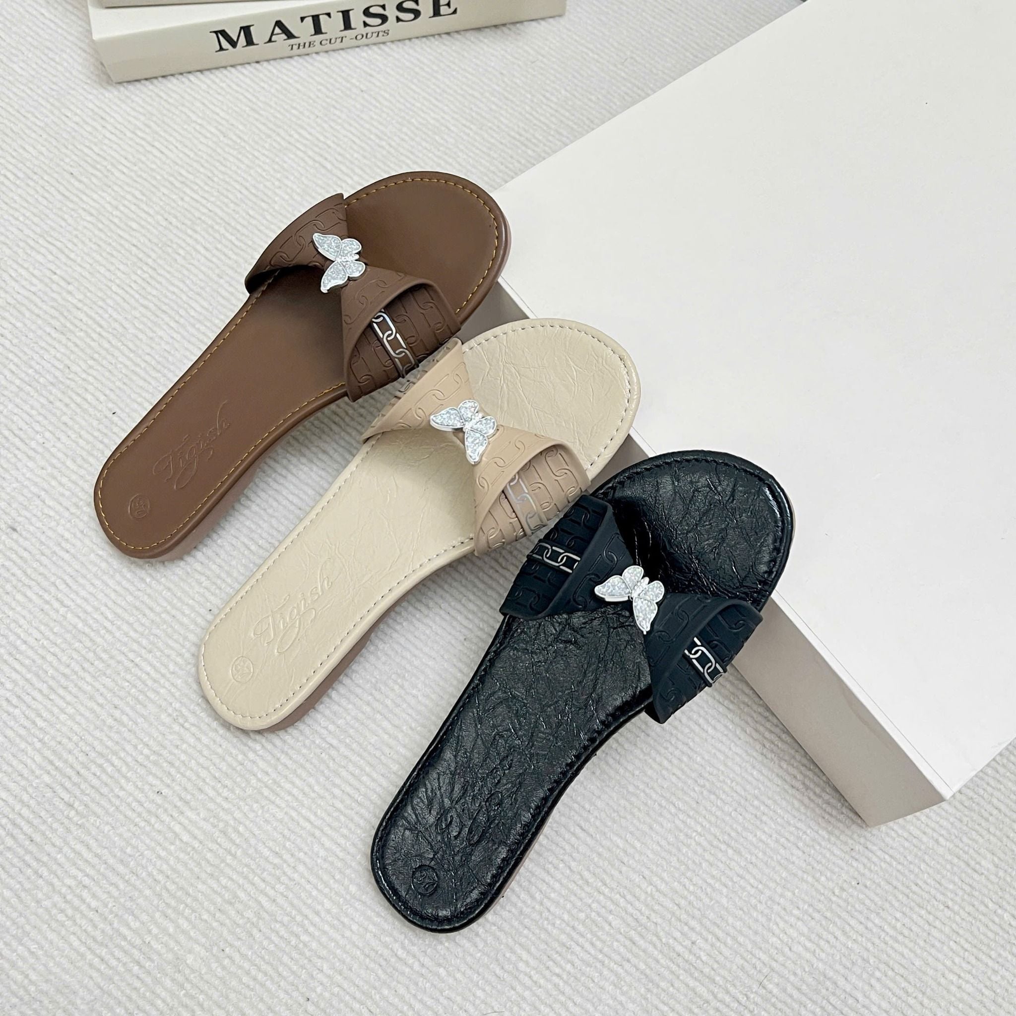 Dép xẹp mũi tròn quai cuốn nơ gắn khóa bướm - MS: DX-63076