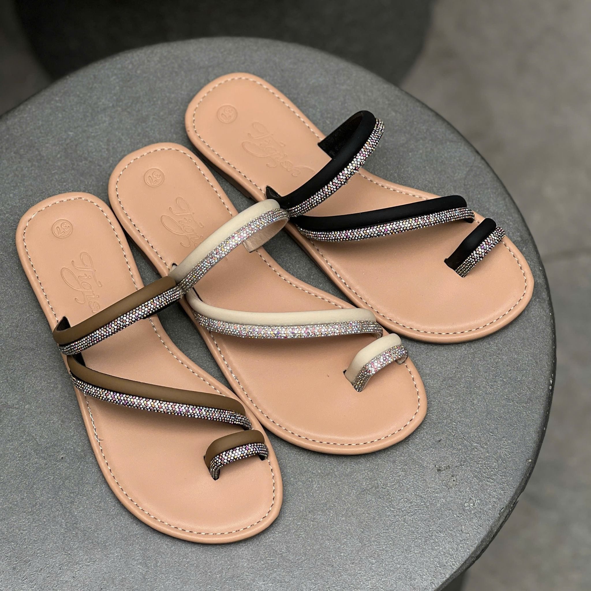 Dép xẹp mũi tròn xỏ ngón quai ngang chéo dây đá - MS: DX-63066