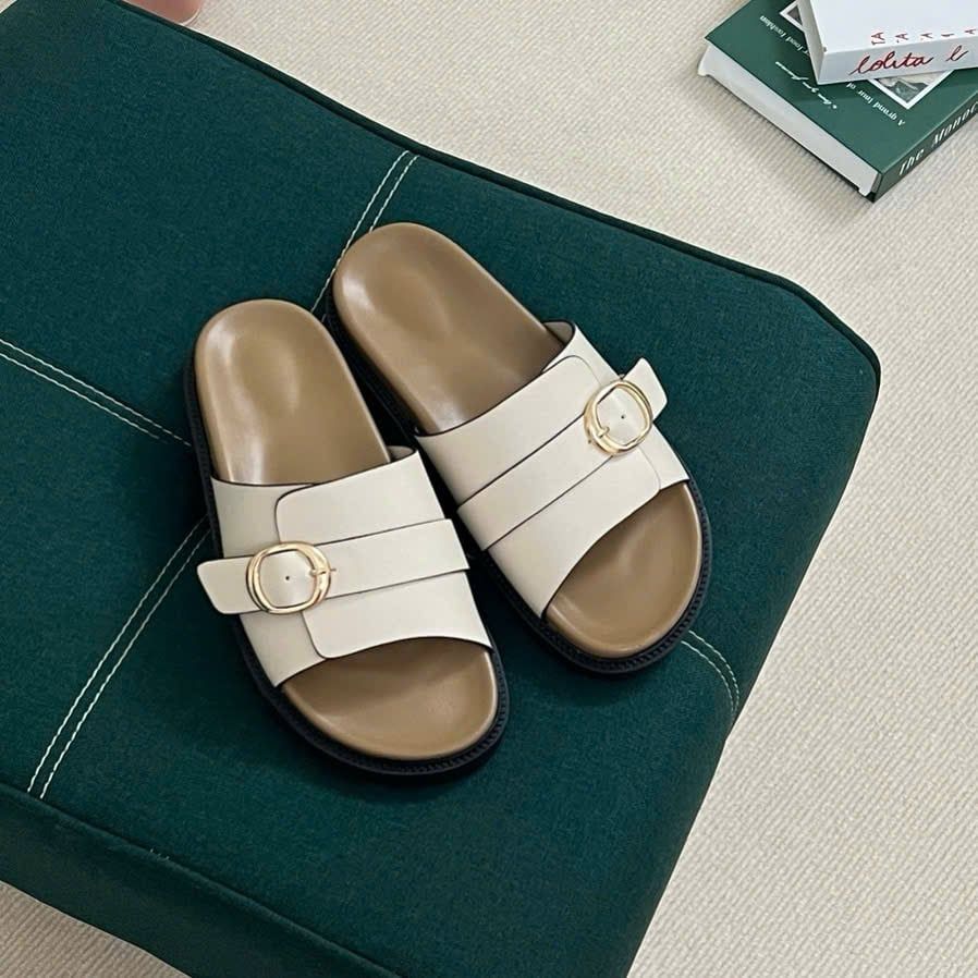 Dép 2cm đế đúc mũi tròn bảng ngang lớn phối quai ngang khóa - MS: D2-25004