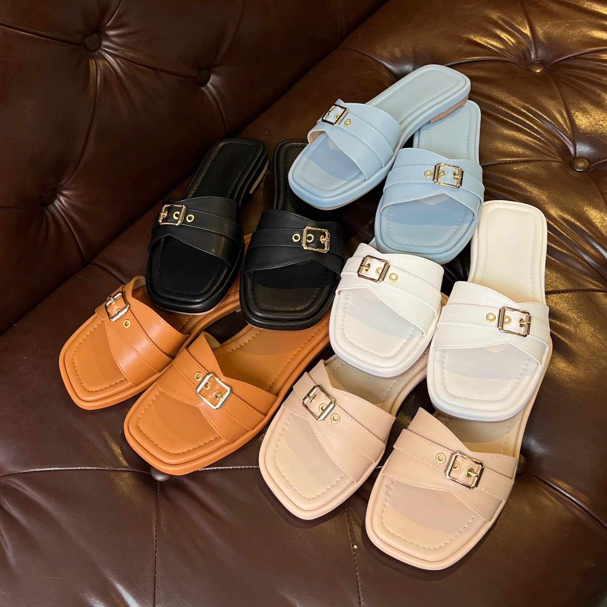 Dép xẹp mũi vuông quai ngang khóa tán đinh -  MS: DX-250100