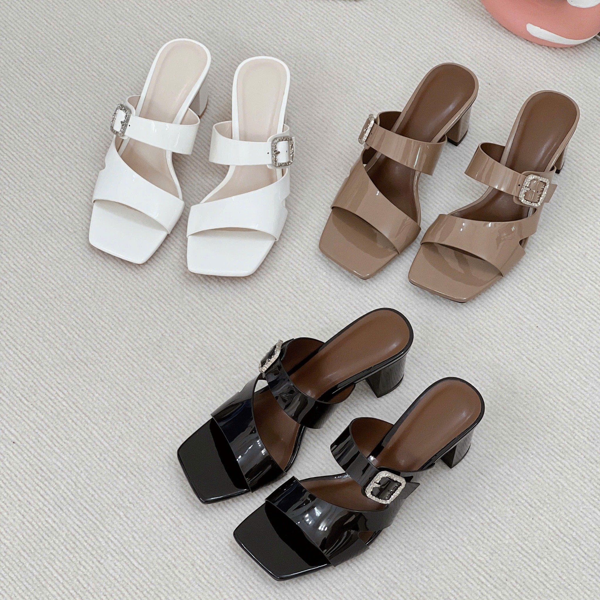 Guốc 7p gót trụ mũi vuông 2 quai lệch gắn khóa - MS: G7-85008