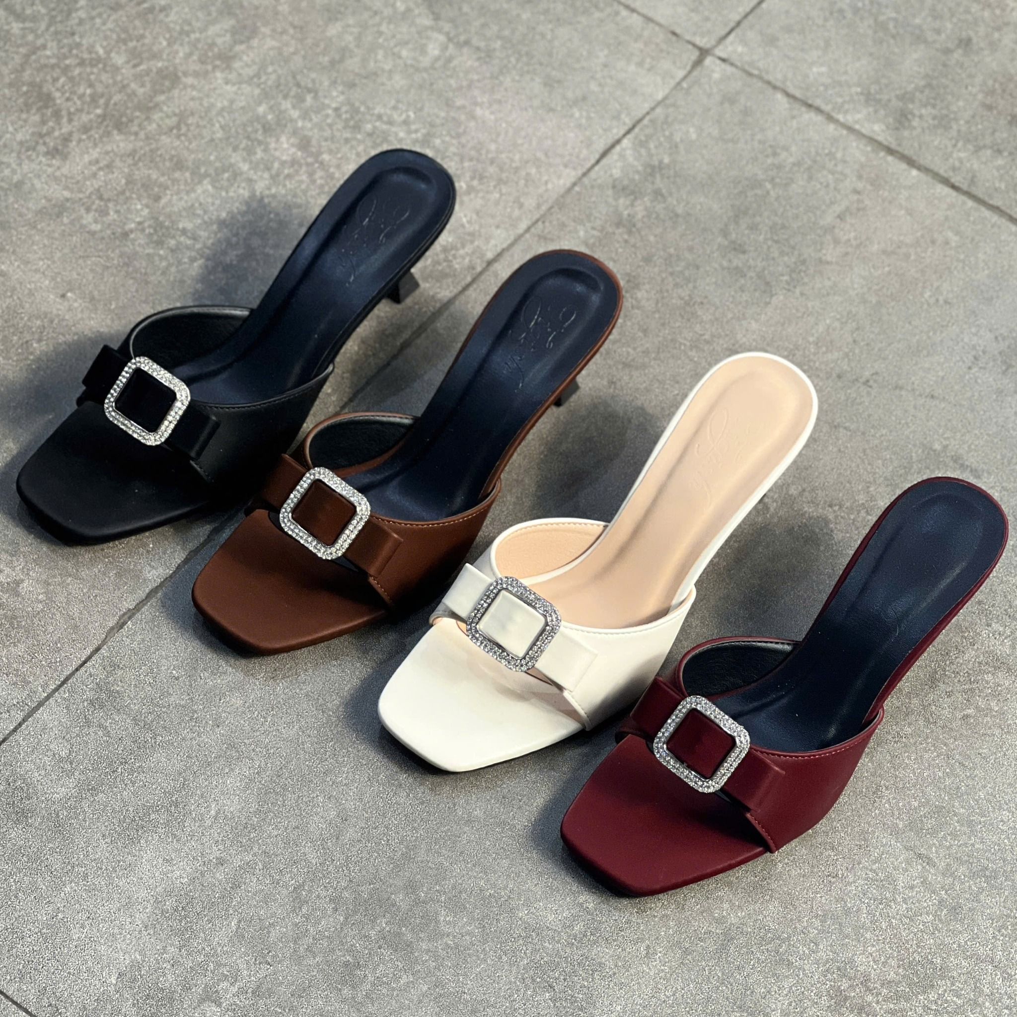 Guốc 7cm gót vuông mũi vuông quai ngang khuyết giữa phối nơ khóa - MS: G7-23021
