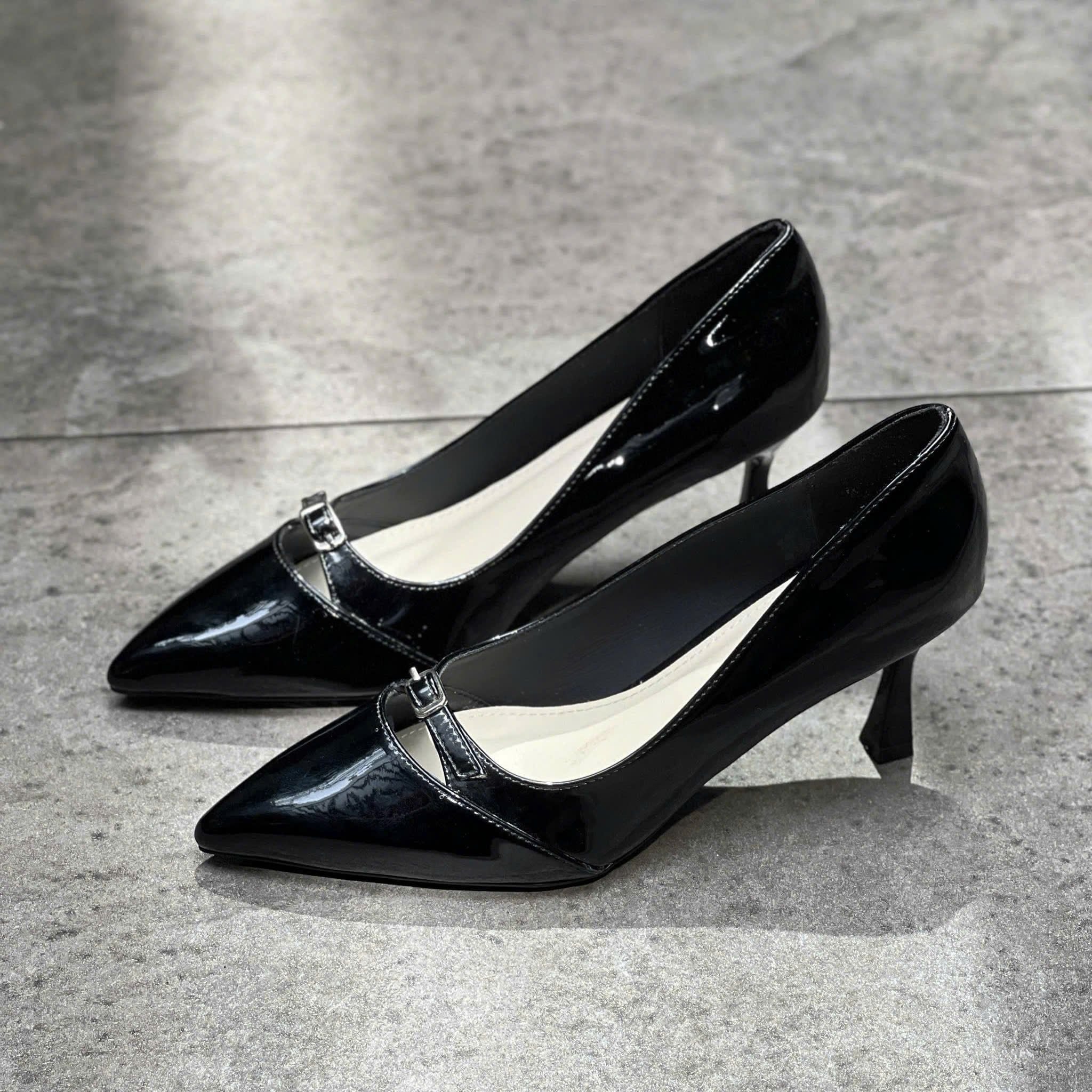 Cao gót 7cm gót vuông nhỏ mũi nhọn khoét giữa gắn khóa cài - MS: C7-10028