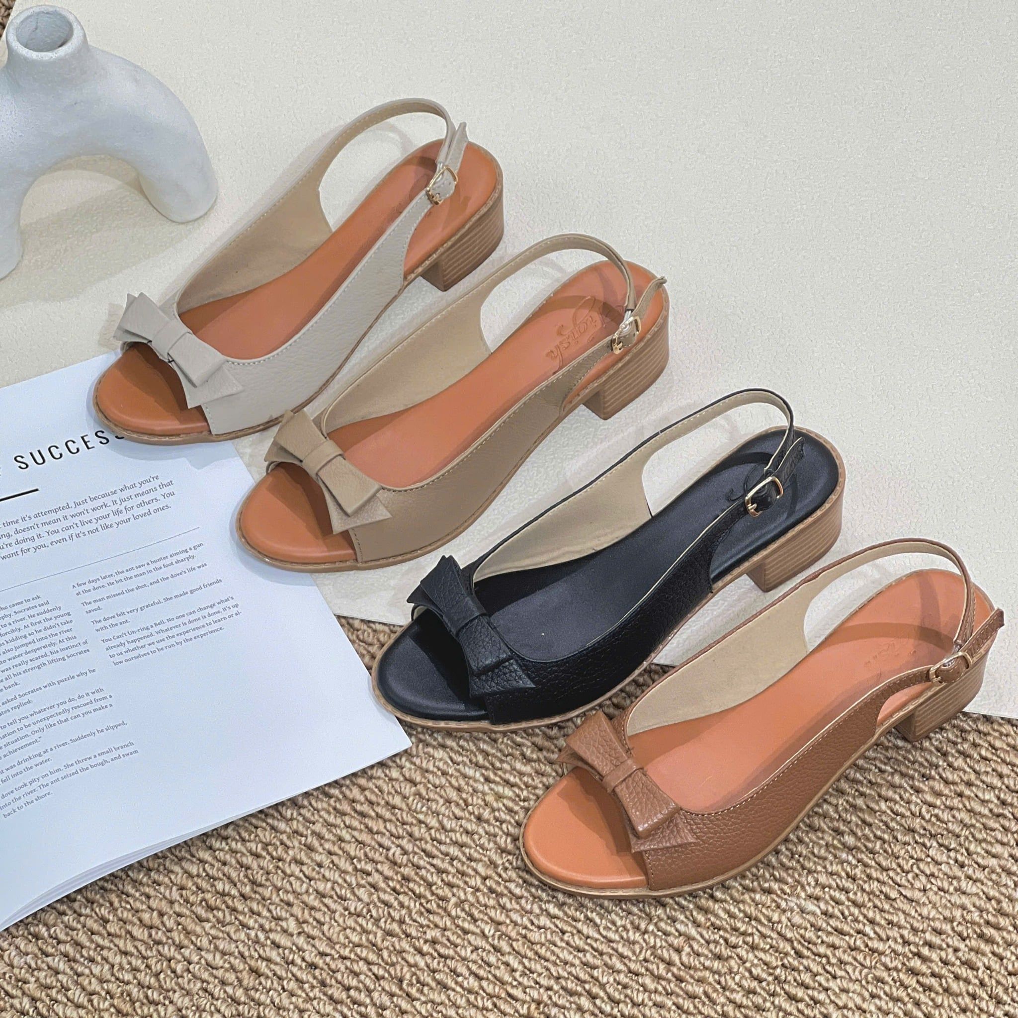 Sandal da 3cm gót vuông vân gỗ mũi tròn quai khuyết giữa gắn nơ liền hậu khóa - MS: S3-01023