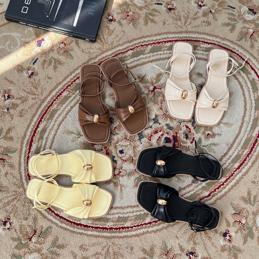 Sandal xẹp mũi vuông quai dúm gắn khóa hậu vòng khóa cài - MS: SX-25090