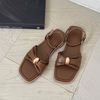 Sandal xẹp mũi vuông quai dúm gắn khóa hậu vòng khóa cài - MS: SX-25090