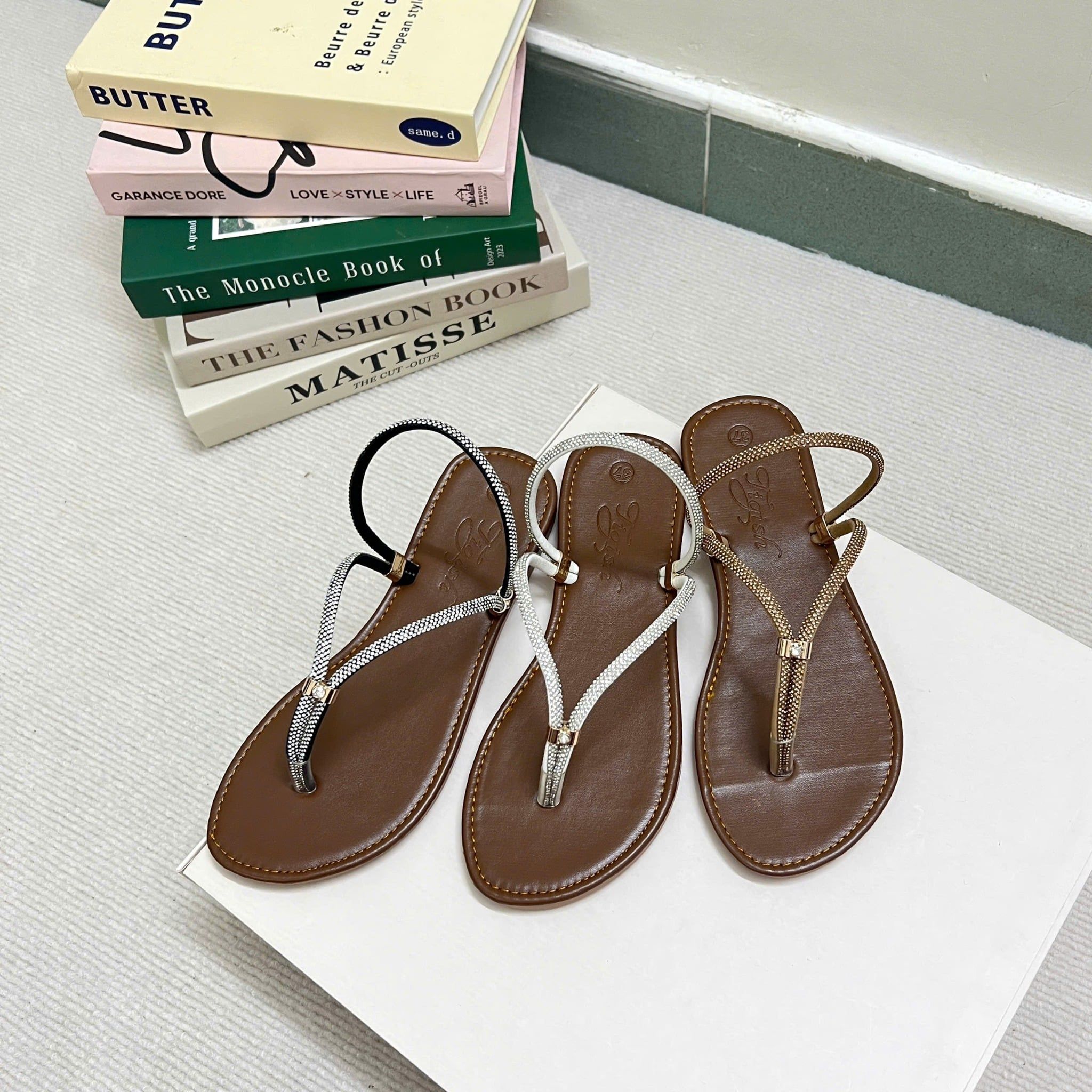 Sandal mũi tròn quai đá kẹp ngón phối khóa - MS: SX-63015