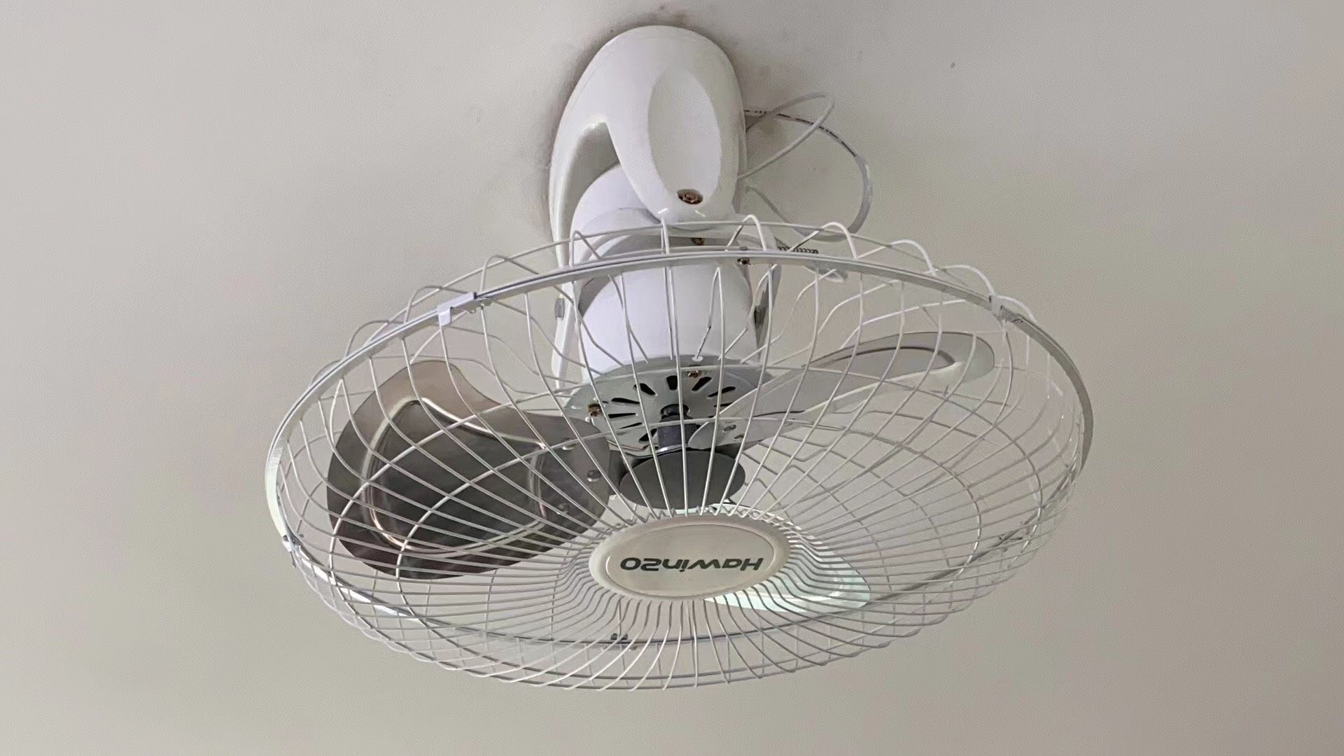 Quạt Đảo Trần Công Nghiệp Hawin HC20-45SM - Trắng -118W