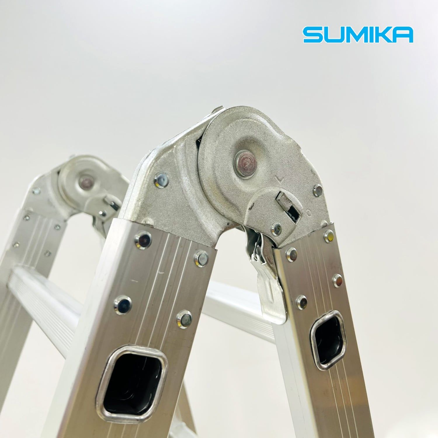 Thang nhôm xếp chữ A SUMIKA SK207, chữ A cao 2.1m