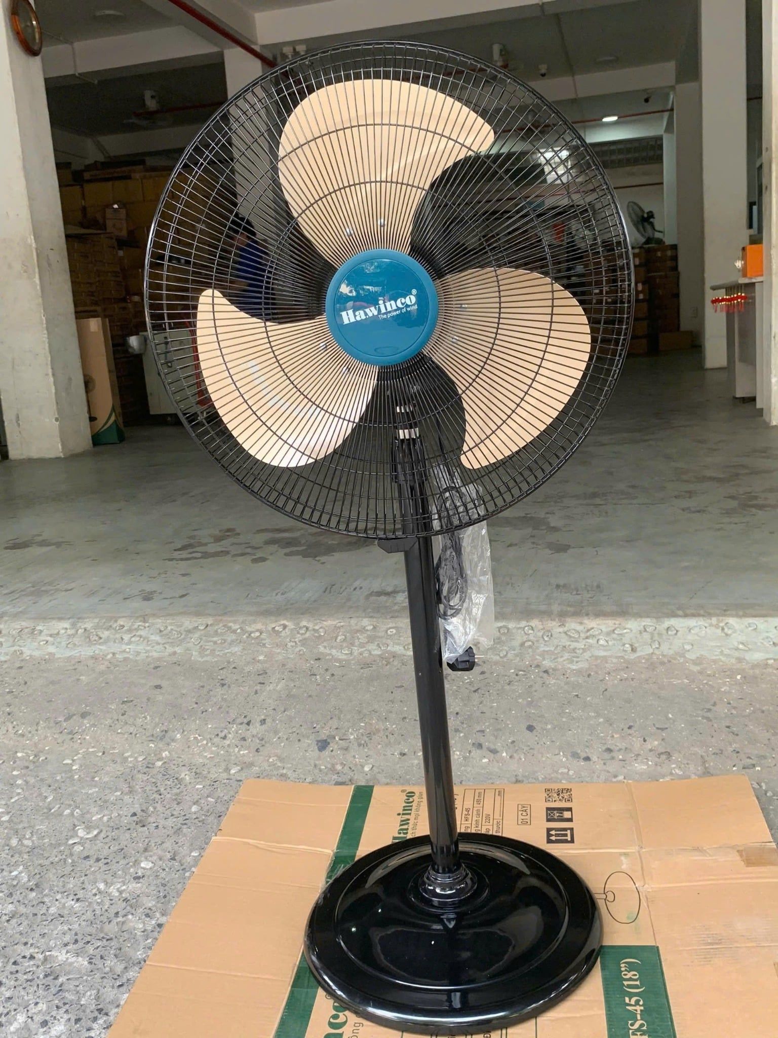 Quạt đứng công nghiệp Hawin20 HS20-45SM - 125w (Đen & Trắng)